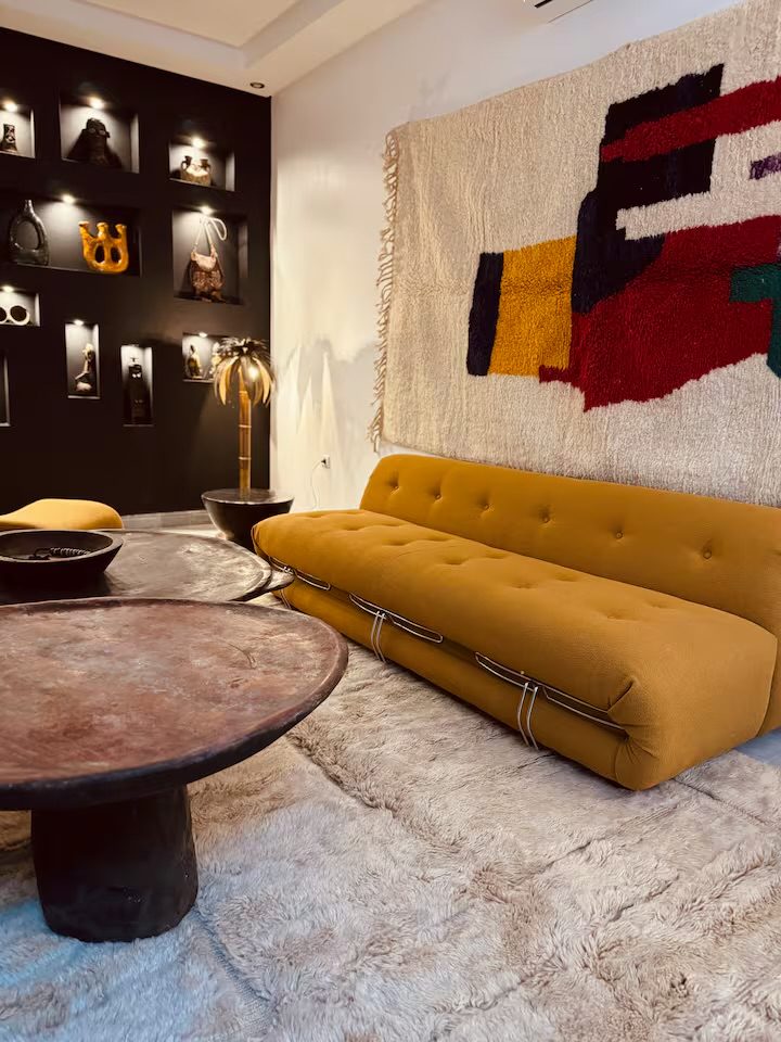 Mur de niches artisanales de Riad Sasha et tenture berbère tissée à la main