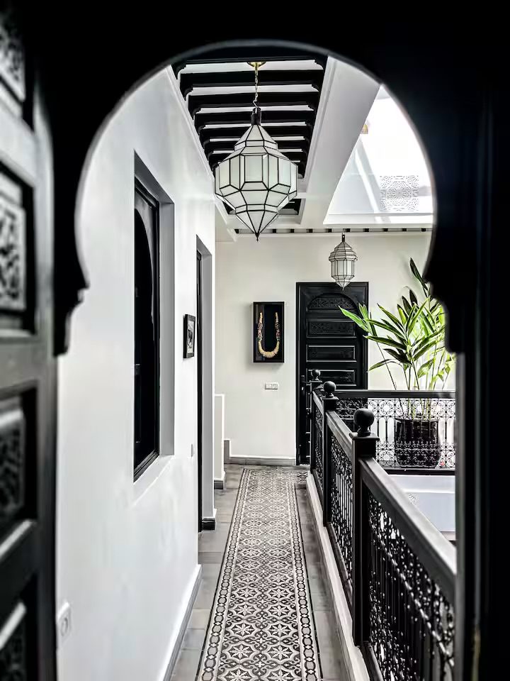 Couloir voûté de Riad Sasha, lanterne marocaine et sol en zellige graphique