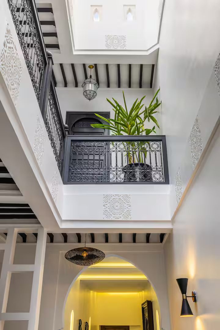 Mezzanine de Riad Sasha, balcon en fer forgé et lanterne suspendue au-dessus du patio