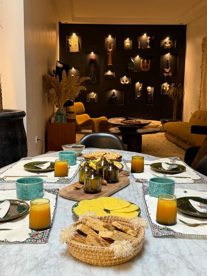 Petit-déjeuner marocain servi au Riad Sasha : jus d'orange pressé, msemen et pains, huile d'olive et confitures