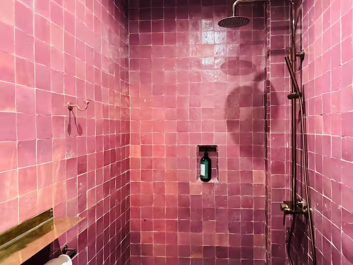 Salle de bain de Riad Sasha, douche habillée de zellige rose
