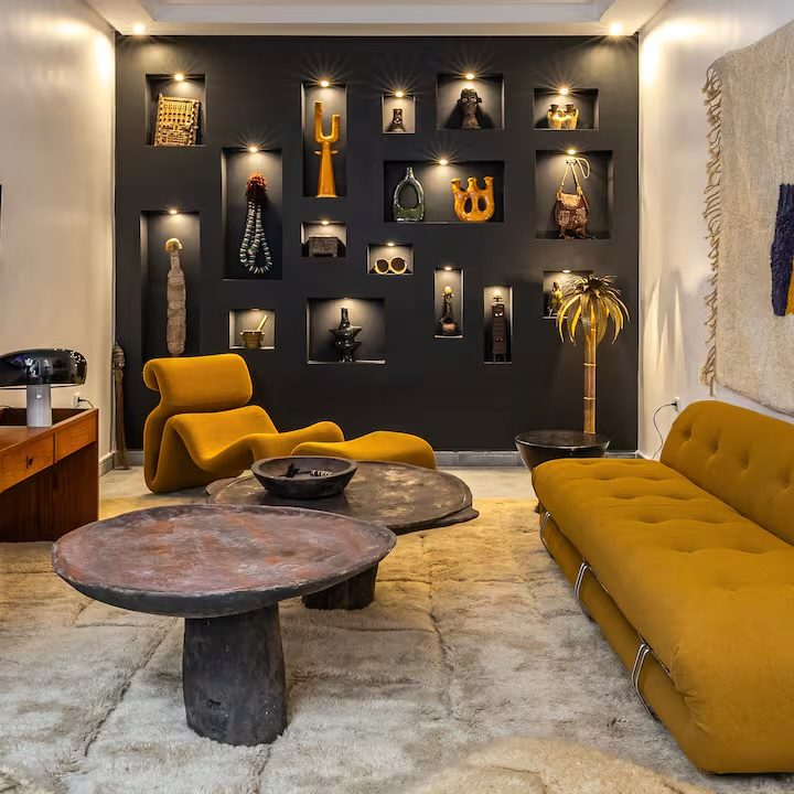 Salon marocain de Riad Sasha, mur de niches et assise moutarde